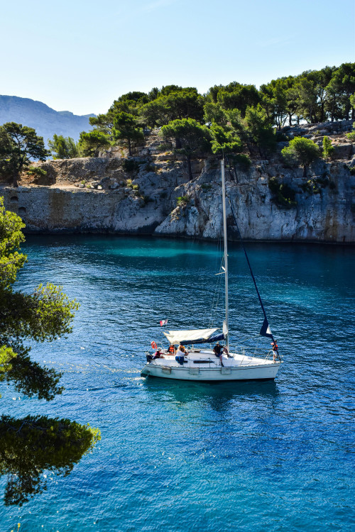 Voilier au mouillage dans une calanque marsaillaise