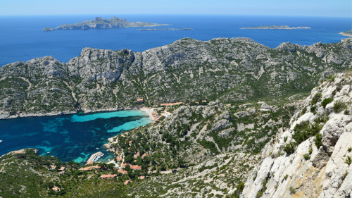 Calanque de Sormiou - Vue aérienne sur le village et le lagon